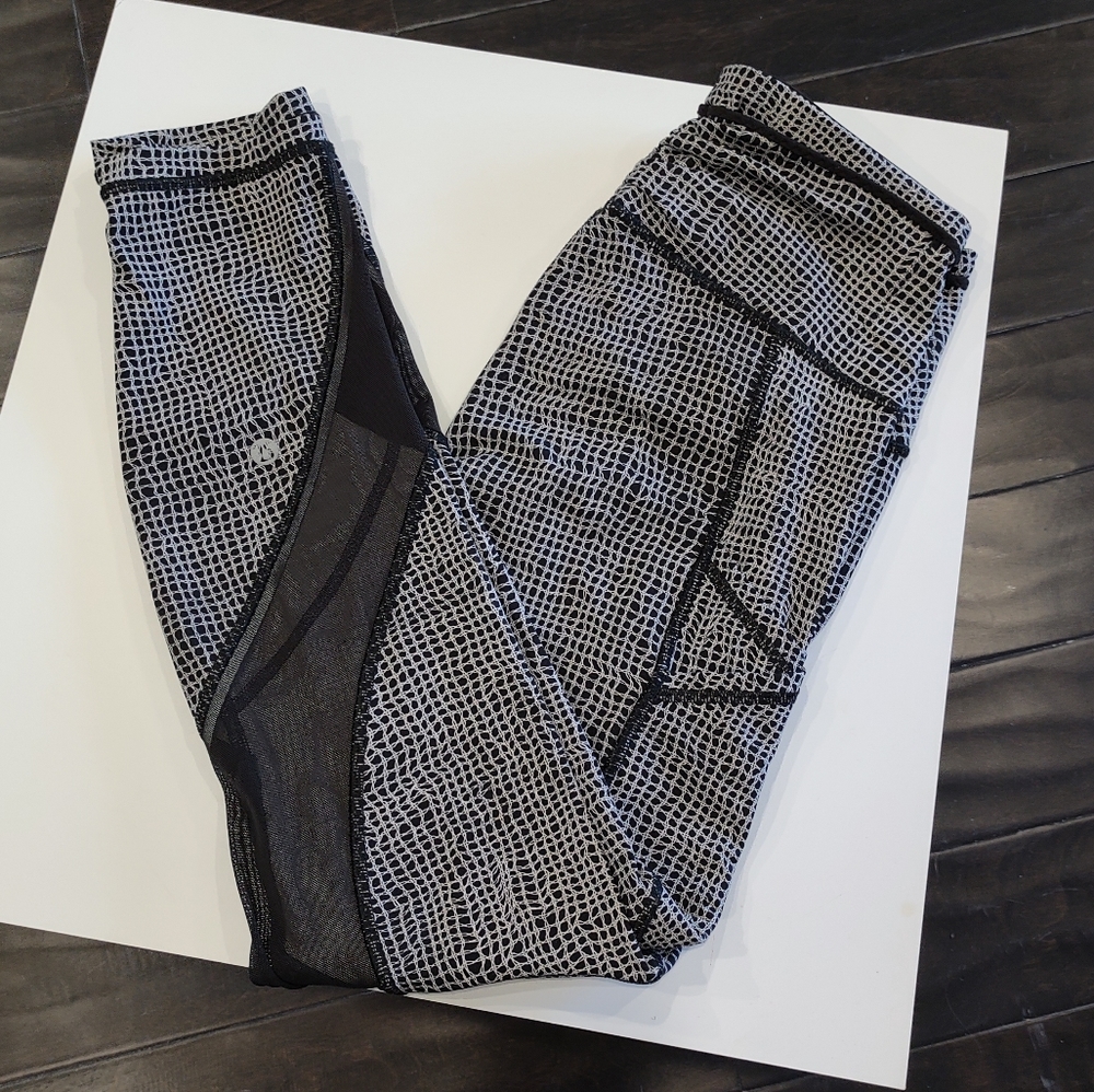 Black and white Lululemon crop running legging